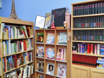 книги и журналы на полках в библиотеке