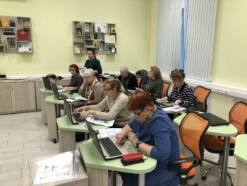 Курсы компьютерной грамотности. Люди сидят за ноутбуками.