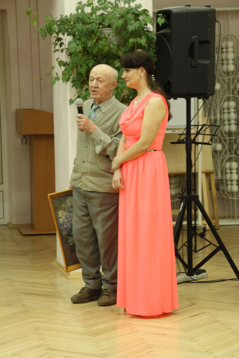Художник Виктор Шамаев, друг семьи Яны, поздравил ее с выходом сборника и преподнес ей в подарок свою картину