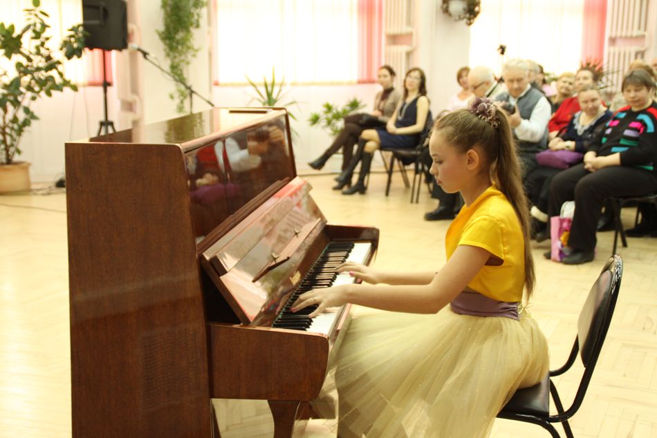 Юлия Розова исполняет пьесы пьесы «Подражая Шопену» и «Прелюдия»