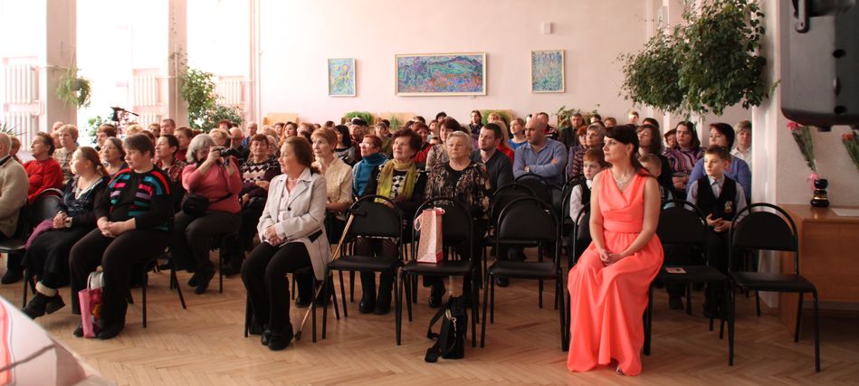 В зале - поклонники творчества Яны Тарасовой, ее ученики, выпускники, их родители, представители музыкальной общественности Владимира