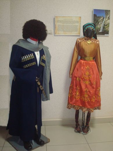 На выставке в библиотеке представлены 2 народных костюма.