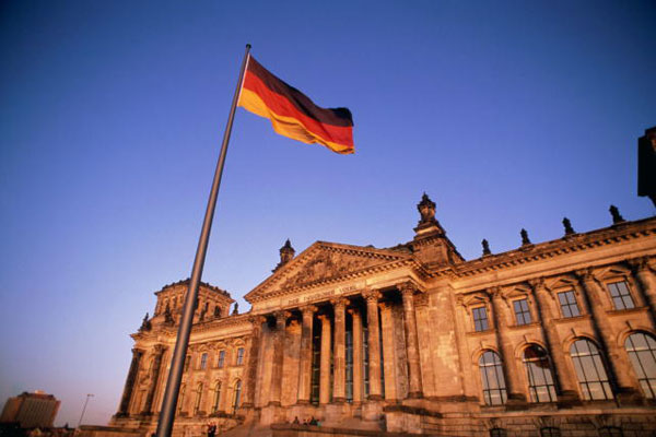 немецкий флаг на фоне здания