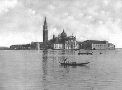 Фотграфия лодки, плывущей по одному из каналов Венеции.
