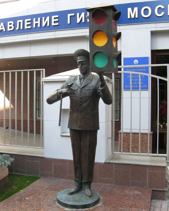 Памятник постовому со светофором в Москве
