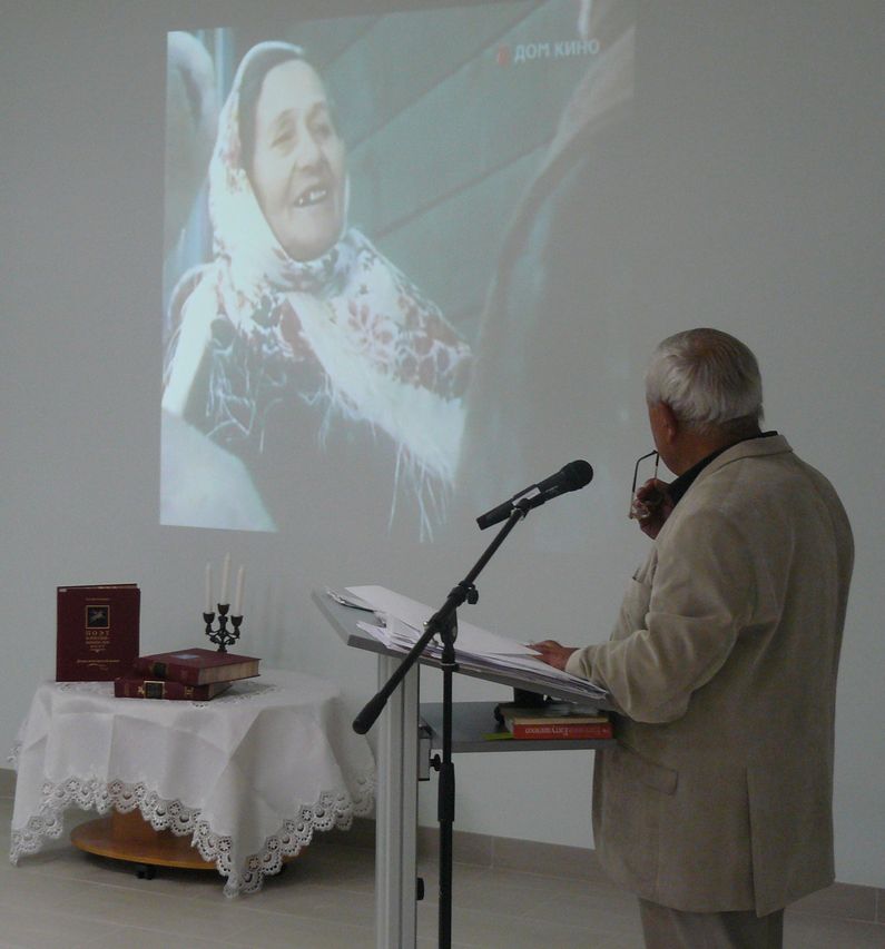 с экрана звучат песни на стихи поэта