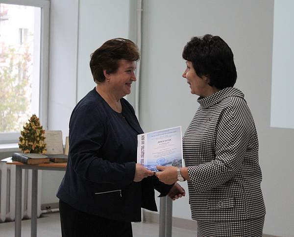 Директор Владимиркой областной научной библиотеки вручает диплом конкурса директору ЦБС Муромского района