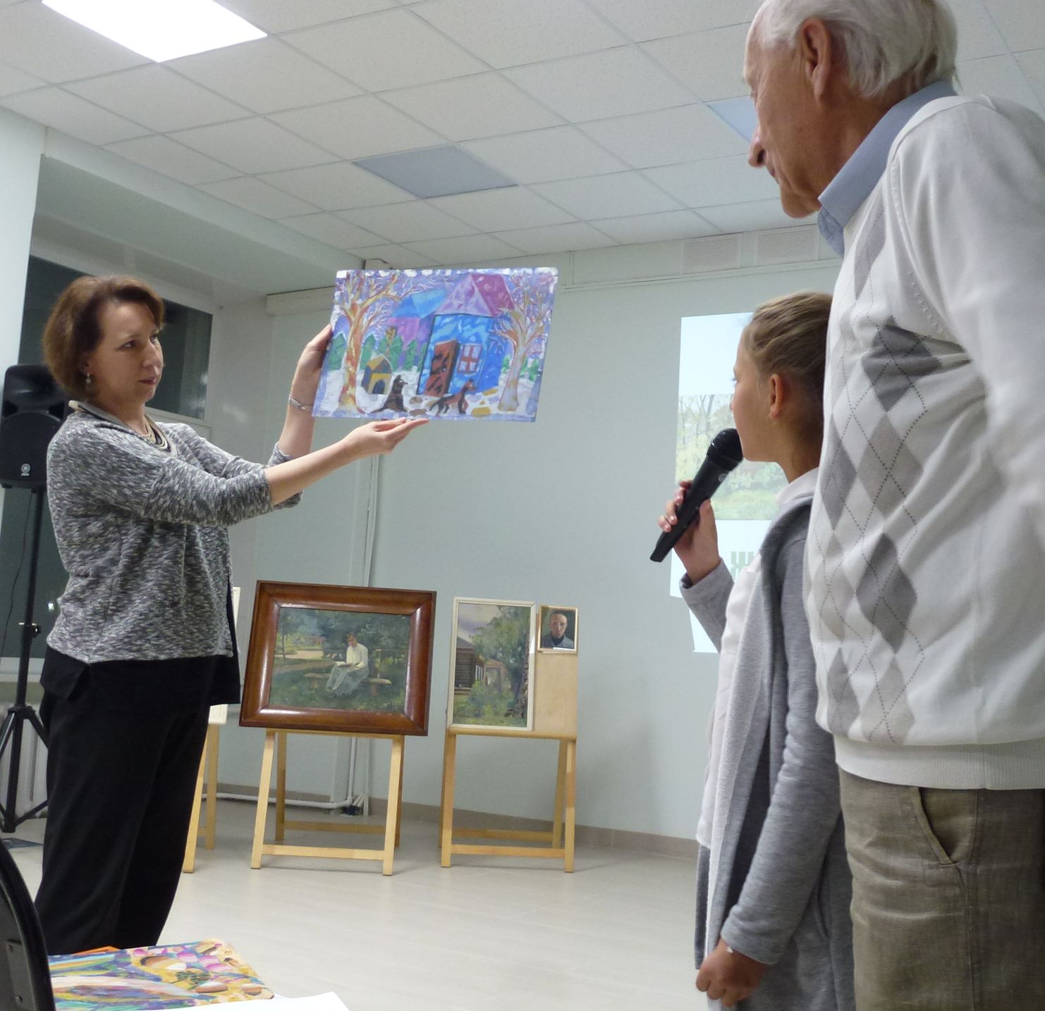 Праправнучка художника Рохлина Варвара Николаева показывает свои рисунки