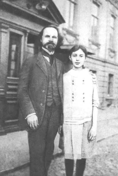 К. Д. Бальмонт с дочерью Ниной. 1913 год.