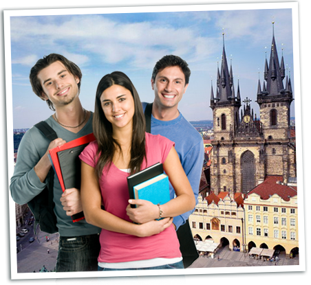 Чехия. Студенты на фоне университета