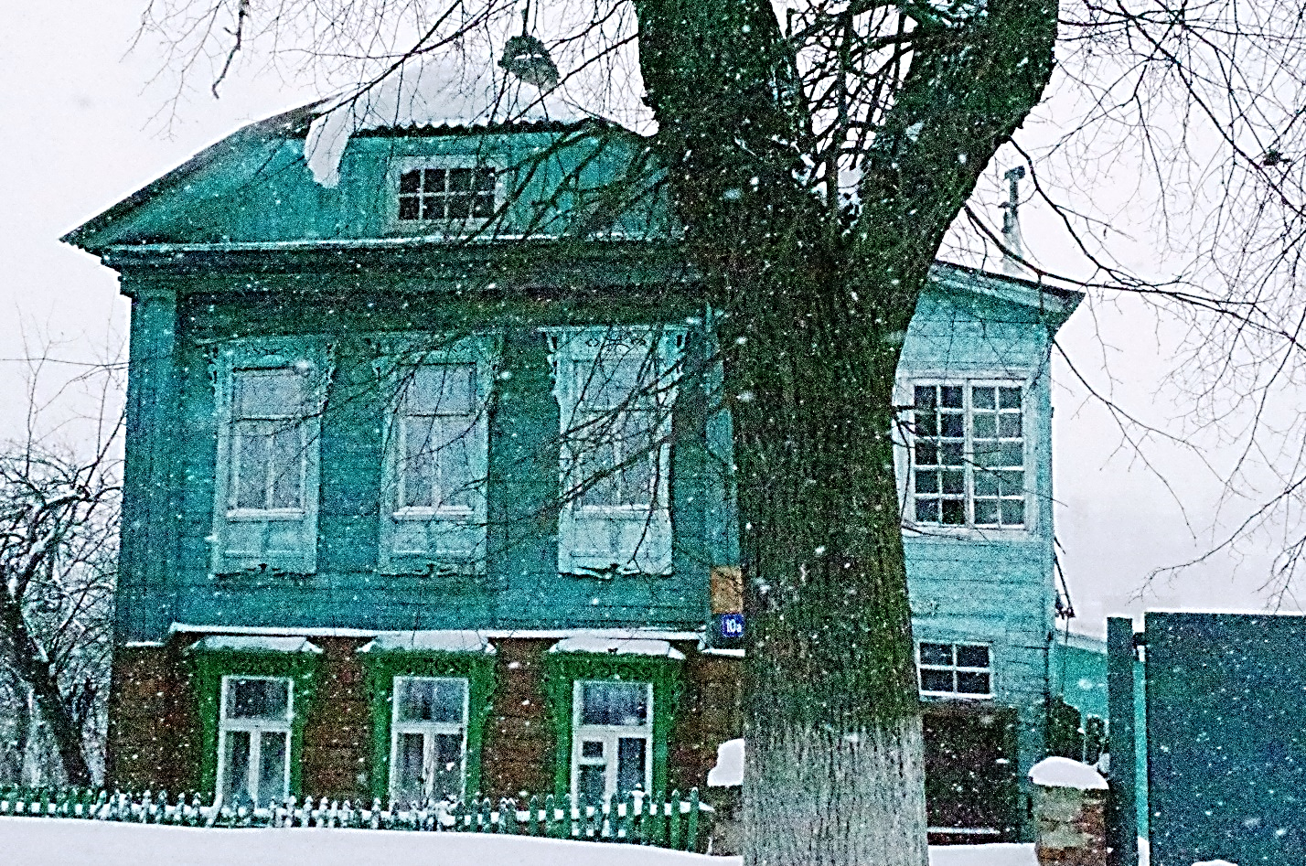 Рождественский календарь 20171220. г. Владимир. фото двухэтажный деревянный дом, снег