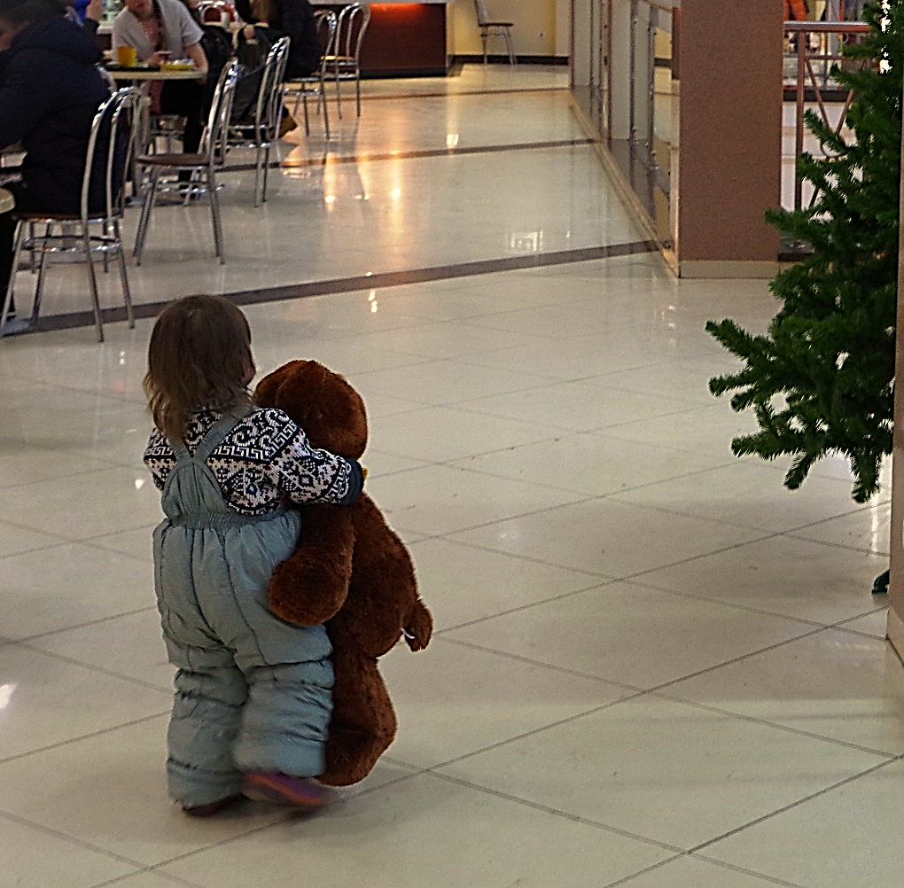 Рождественский календарь 20180105. фото ребенок с игрушечным медвежонком