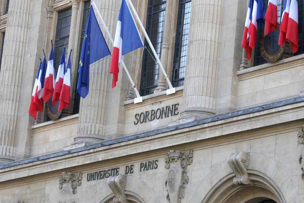 здание Сорбонны с флагом Франции