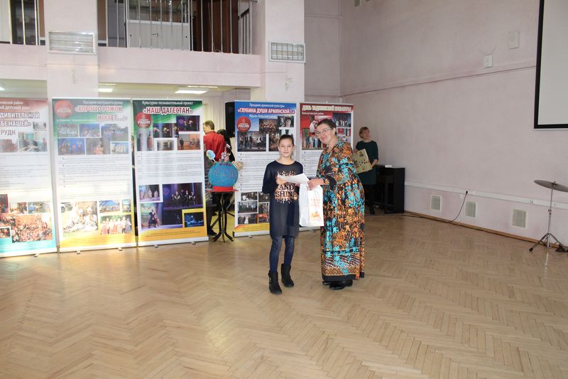 Награждение победителей второго конкурса творческих работ для детей «Я - гражданин» на тему «Россия – Родина многих народов», организованного областной библиотекой для детей и молодёжи