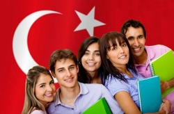Студенты на фоне турецкого флага