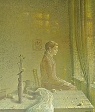 Изображена женщина, сидящая в комнате и смотрящая в окно