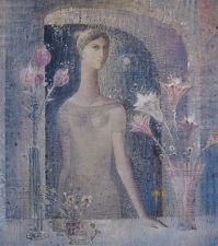 На картине изображена молодая женщина в окружении ваз с цветами