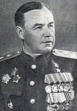 На фотографии Герой Советского Союза в парадной форме с орденами и медалями
