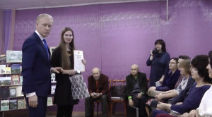 А. А. Бубела - глава Гороховецкого района вручает диплом Тихомировой А. А.