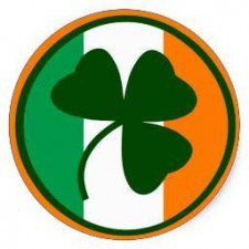трилистник на фоне ирландского флага