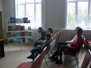 посетители мероприятия смотрят выставку