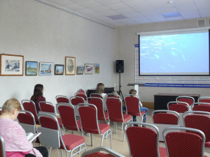 люди смотрят фильм