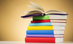Стопка книг с корешками разного цвета
