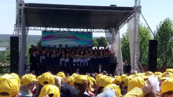 Выступают хоры Владимира