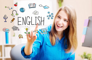 молодая девушка изучает английский