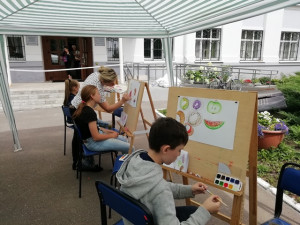 Участники студии "Лев" рисуют акварелью
