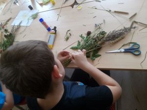 Участник создает букет из полевых цветов.