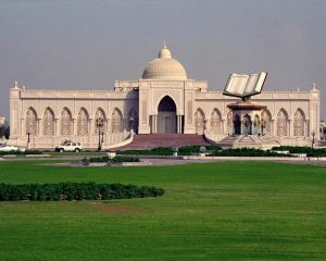 белое здание в восточном стиле