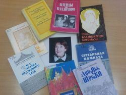 Книги и портрет С.И. барановой