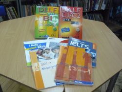 книги на иностранных языках на столе