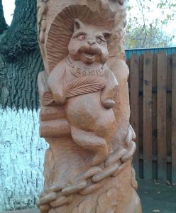 Деревянная скульптура кота Баюна во Владимире