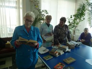 Сотрудники библиотеки дарят книги отдыхающим в Областном госпитале ветеранов войн
