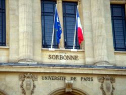 часть фасада здания университета Сорбонны с флагами Франции и Европейского Союза