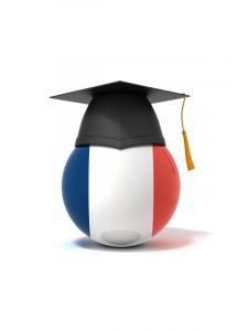 шар, раскрашенный в цвета французского флага с академической шапочкой на нем