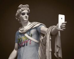 Аполлон со смартфоном и в очках