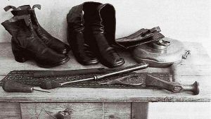 Сапожные инструменты и обувь, сшитая Л. Н. Толстым