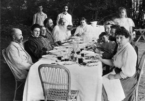 Л. Н. Толстой с семьёй за чаепитием в Ясной Поляне