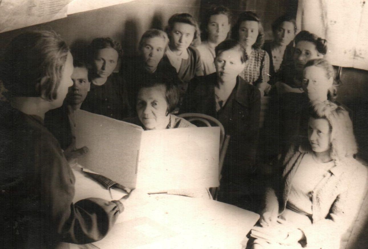 Т.А. Гурылева на семинаре заведующих детскими библиотеками. Владимир. 1947 год.