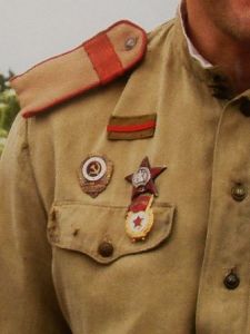 Знак ранения на советской униформе периода Великой Отечественной войны. Прямоугольная планка,  цветными полосками, указывающими на количество и тяжесть ранений.
