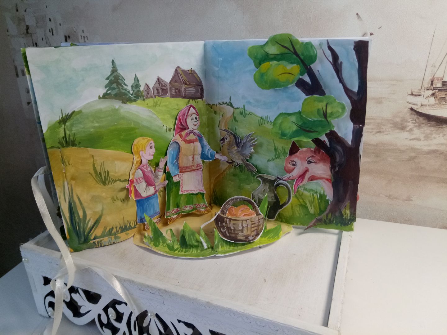Разворот книжной карусели: бабушка и внучка стоят на дороге, а из за дерева выглядывает лиса.