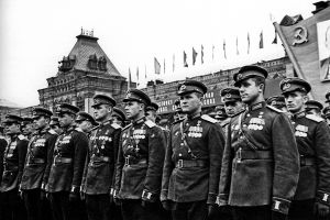 Участники Парада Победы 1945 г. Офицеры в парадной форме стоят в шеренгах на фоне стен Кремля.