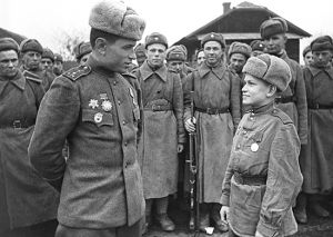Солдаты Красной Армии в Великую Отечественную войну. Изображены взрослые и подросток в военной форме.