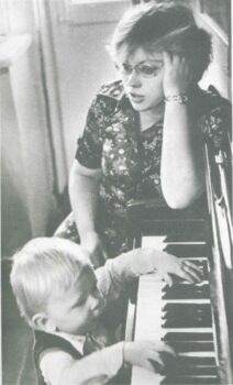 Мама с сыном. 1980-е годы