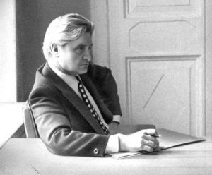 мужчина сидит за столом