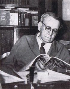 мужчина в очках читает газету