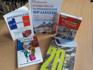 книги на столе